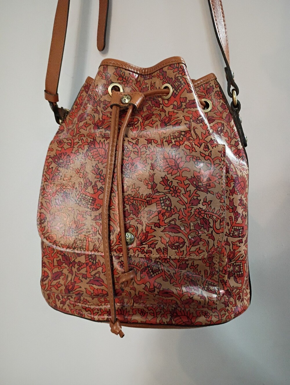 Patricia Nash, NWOT,  Women's, Floral Printed Drawstring Bucket Bag - Tan & Red - Picture 2 of 14